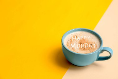 Mutlu pazartesiler Renkli arka planda bir fincan aromatik kahve, metin için boşluk