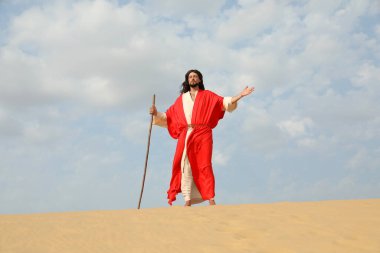 Yüce İsa çölde sopayla yürüyor
