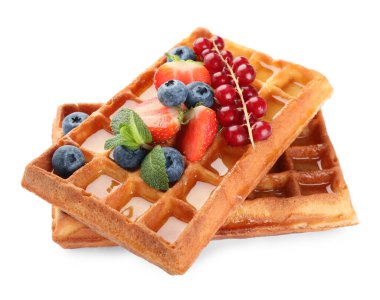 Beyaz arka planda böğürtlenli lezzetli Belçika waffle 'ları