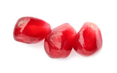 Beyaz zemin üzerinde lezzetli nar tohumları, üst görünüm