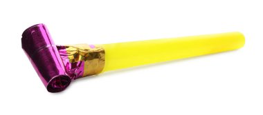 Parlak parti üfleyicisi beyazda izole edilmiş. Kutlama ögesi