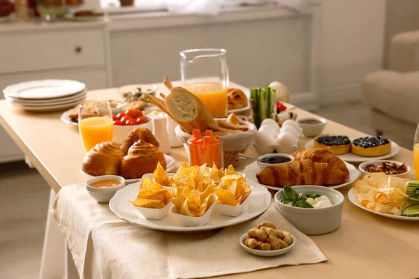 Plats Avec Différents Aliments Sur Table Dans Chambre Brunch Luxe — Photo