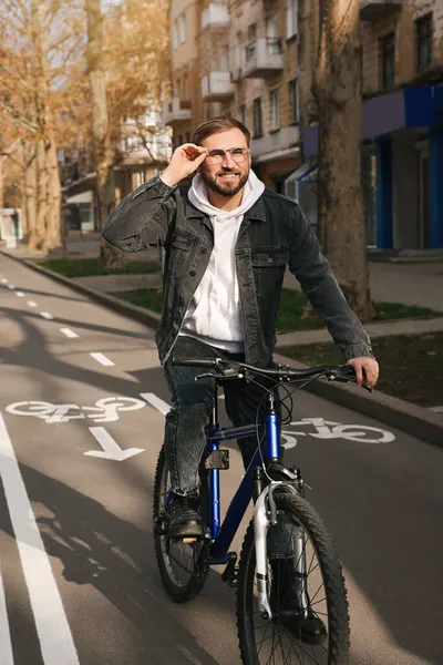 Feliz Homem Bonito Andar Bicicleta Pista Cidade — Fotografia de Stock