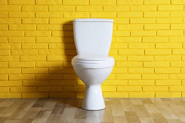 Nieuwe Schone Toiletpot Buurt Van Gele Bakstenen Muur Binnen Interieur — Stockfoto