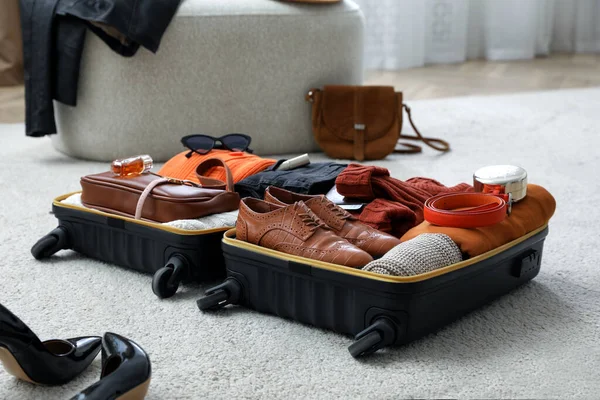 Offener Koffer Mit Gefalteter Kleidung Accessoires Und Schuhen Auf Dem — Stockfoto