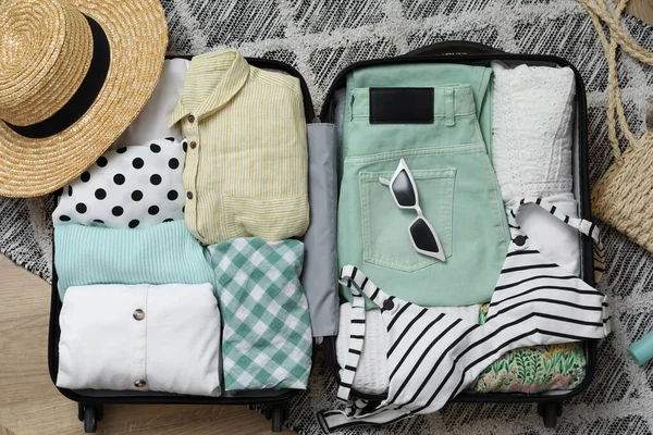 Offener Koffer Mit Sommerkleidung Und Accessoires Auf Dem Boden Flach — Stockfoto