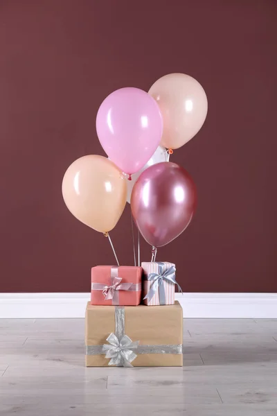 Muitas Caixas Presente Balões Perto Parede Marrom — Fotografia de Stock