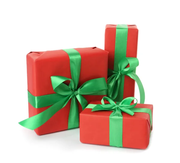Κόκκινα Κουτιά Δώρου Πράσινα Τόξα Λευκό Φόντο — Φωτογραφία Αρχείου