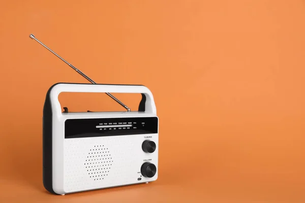 Ricevitore Radio Retrò Portatile Sfondo Arancione Spazio Testo — Foto Stock