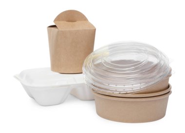 Beyaz arka planda farklı yiyecek konteynırları