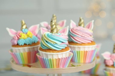 Tatlı tatlı tek boynuzlu at kekleri bulanık ışıklara karşı, yakın plan.