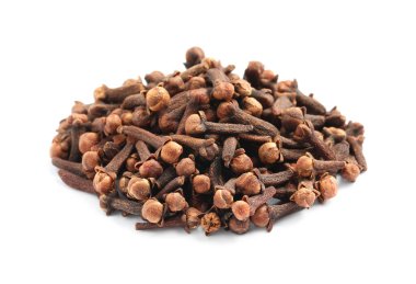 Beyaz arkaplanda aromatik kuru karanfil yığını