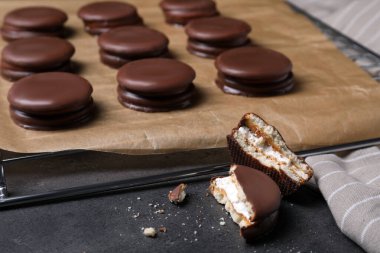 Gri masada lezzetli çikolatalı turtalar. Atıştırmalık