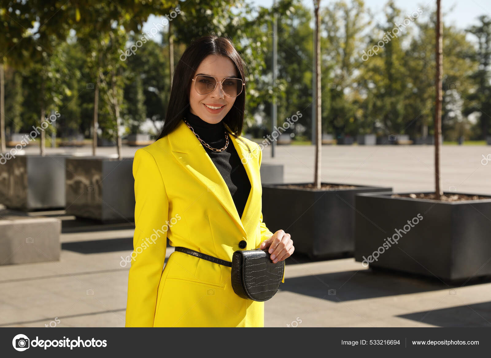 Hermosa Mujer Joven Bolso Cintura Elegante Calle Ciudad: fotografía de stock NewAfrica #533216694 | Depositphotos