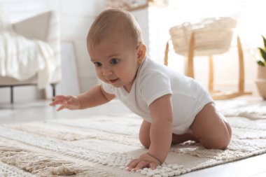 Şirin Bebek evde yerde sürünüyor