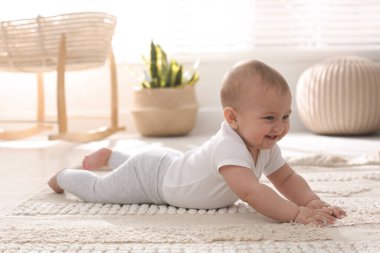 Şirin Bebek evde yerde sürünüyor