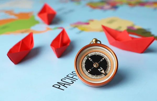 Bright Paper Boats Compass World Map — Stock Photo, Image