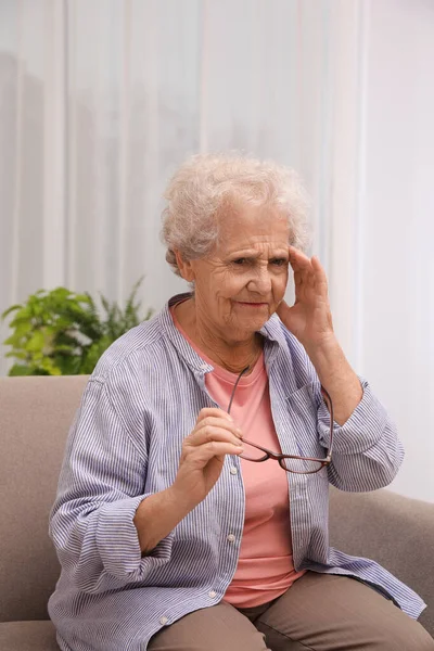 Donna Anziana Con Mal Testa Seduta Sul Divano Casa — Foto Stock