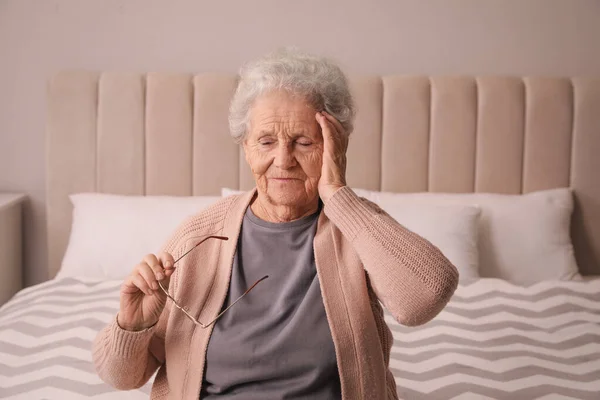 Starsza Kobieta Bólem Głowy Sypialni Domu — Zdjęcie stockowe