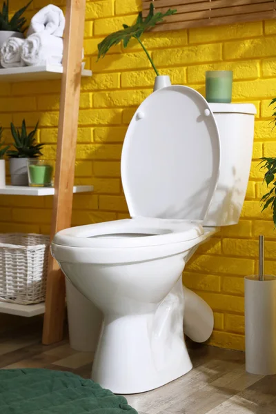 Stijlvolle Badkamer Met Toilet Kom Groene Planten Buurt Van Gele — Stockfoto