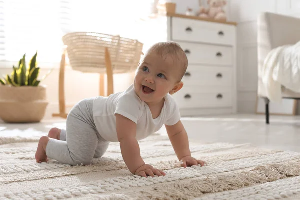 Lindo Bebé Arrastrándose Suelo Casa — Foto de Stock