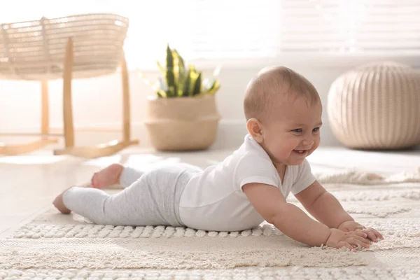 Niedliches Baby Krabbelt Hause Auf Dem Boden — Stockfoto