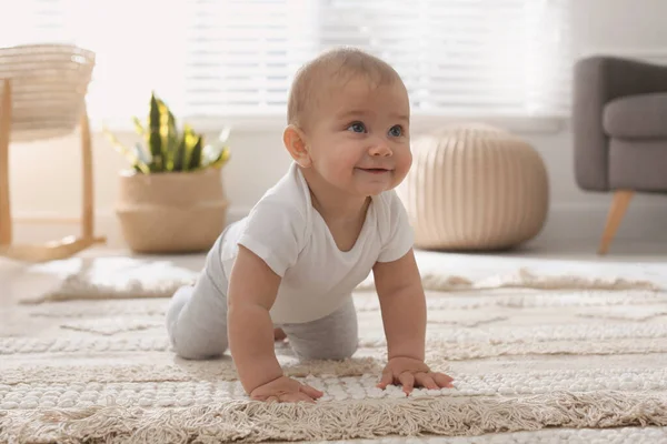 Niedliches Baby Krabbelt Hause Auf Dem Boden — Stockfoto