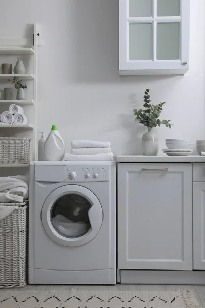 Köksinredning Med Tvättmaskin Och Eleganta Möbler — Stockfoto