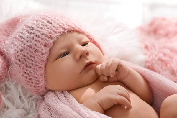 Милый Новорожденный Ребенок Шляпе Лежит Пушистом Одеяле Крупным Планом — стоковое фото