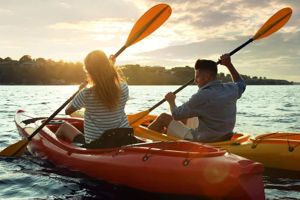 Een Paar Kajakken Rivier Bij Zonsondergang Achteraanzicht Zomeractiviteit — Stockfoto