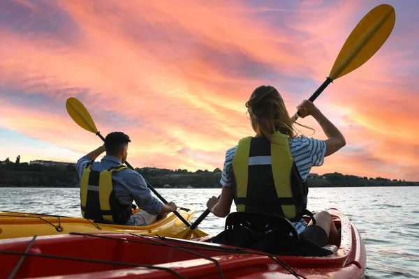 Couple Gilets Sauvetage Kayak Sur Rivière Vue Dos Activité Estivale — Photo