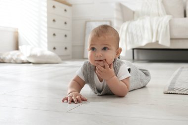 Şirin Bebek evde yerde sürünüyor