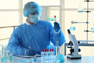 Laboratuvarda numuneyle çalışan bir bilim adamı. Tıbbi araştırma