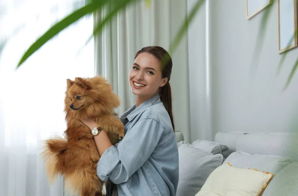 快乐的年轻女人带着可爱的狗在家里 — 图库照片