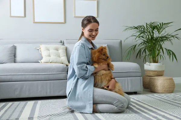 Gelukkig Jong Vrouw Met Schattig Hond Woonkamer — Stockfoto