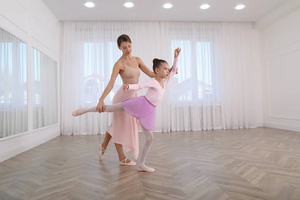 Pequena Bailarina Sua Professora Praticando Movimentos Dança Estúdio Espaço Para — Fotografia de Stock