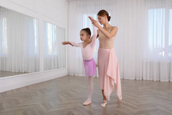 Pequena Bailarina Sua Professora Praticando Movimentos Dança Estúdio Espaço Para — Fotografia de Stock