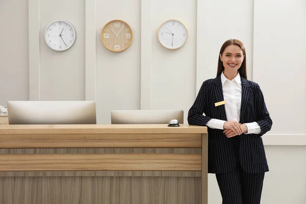 Retrato Bela Recepcionista Perto Balcão Hotel — Fotografia de Stock