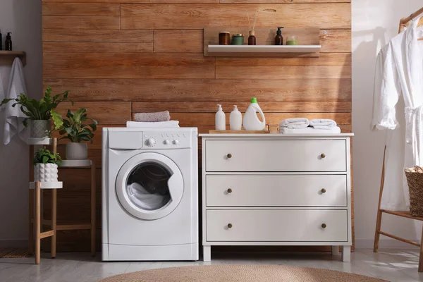 Tvättstuga Interiör Med Tvättmaskin Och Eleganta Möbler — Stockfoto
