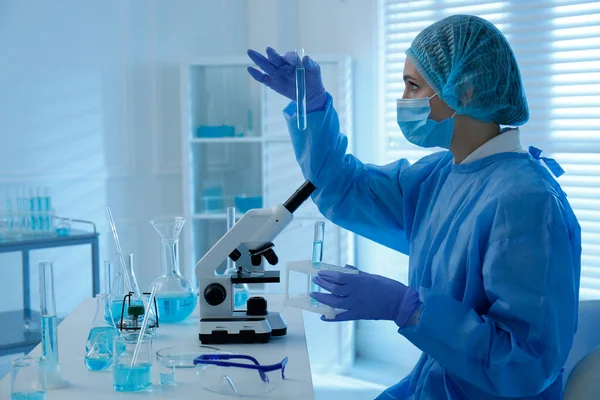 Forskare Som Arbetar Med Prov Laboratorium Medicinsk Forskning — Stockfoto