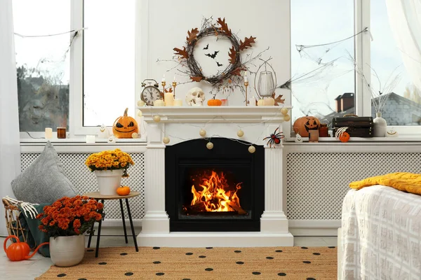 Moderne Kamer Met Open Haard Ingericht Voor Halloween Feestelijke Inrichting — Stockfoto