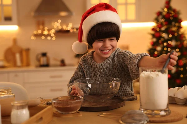 Милий Маленький Хлопчик Робить Різдвяне Печиво Кухні — стокове фото