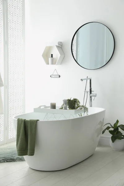 风格别致的浴室内部与现代浴缸 室内植物和美丽的装饰 家庭设计 — 图库照片