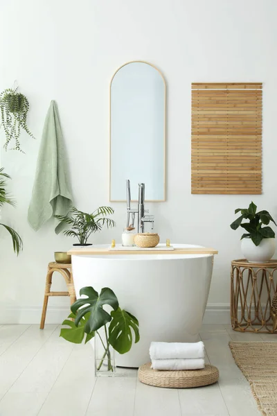 Elegante Bagno Interno Con Vasca Moderna Piante Appartamento Bellissimo Arredamento — Foto Stock