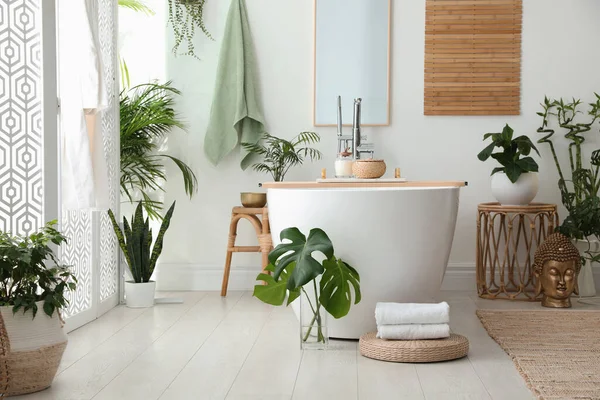 モダンなバスタブ 観葉植物や美しい装飾が施されたスタイリッシュなバスルームのインテリア ホームデザイン — ストック写真