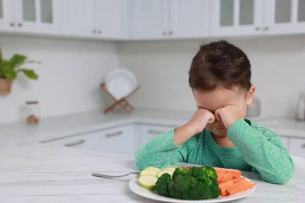 可爱的小女孩哭着 拒绝在厨房里吃蔬菜 给她留个文字空间 — 图库照片
