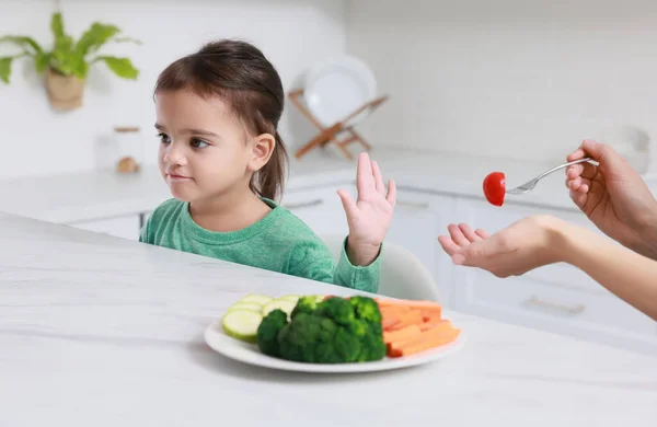 Mutter Füttert Ihre Tochter Der Küche Nahaufnahme Kleines Mädchen Weigert — Stockfoto