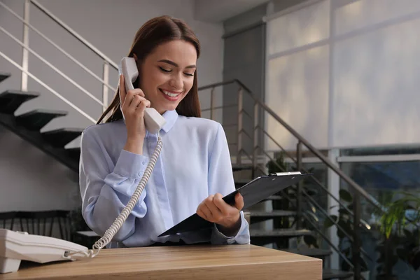 Vrouwelijke Receptioniste Met Klembord Telefonisch Aan Het Woord Werkplek — Stockfoto