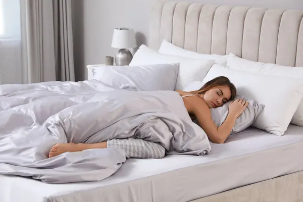 Красива Жінка Спить Зручному Ліжку Шовковистою Постільною Білизною — стокове фото