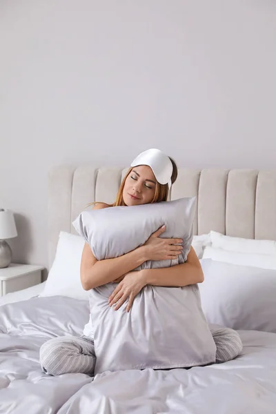 Όμορφη Γυναίκα Αγκαλιάζει Μαξιλάρι Άνετο Κρεβάτι Μεταξένια Λινά — Φωτογραφία Αρχείου